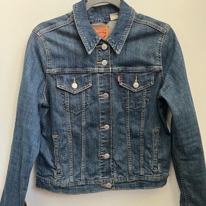 Levi’s medium blue denim classic jacket. Stretch denim.